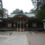 楠の大木がご神木の大麻比古神社