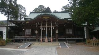 楠の大木がご神木の大麻比古神社