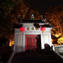 広場前に建つ媽閣廟には、いつも観光客がいっぱいです。