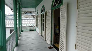 和洋折衷。ステンドグラス、ベランダ、お庭。、すべてが素敵。