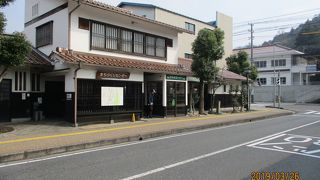 人目をひく公衆トイレ