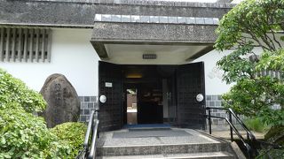 ショールームの奥。橋を渡って。