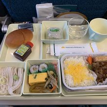 行きの機内食