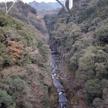 高千穂大橋から高千穂峡を望む。あそこまで歩いて下る。