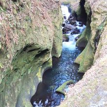 水の流れの作り出した渓谷美。石が削った甌穴が多数見られる。
