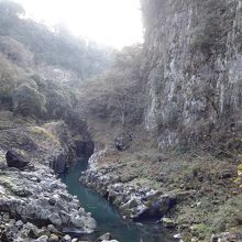 絶壁は「仙人の屏風岩」。この下流が眞名井の滝だ。