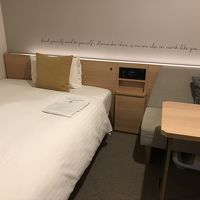 写真右下、ライティングテーブルの下にフィットマッサージャー