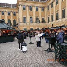 シェーンブルン宮殿前のクリスマスマーケット