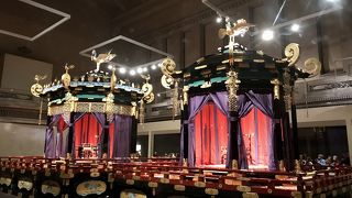 高御座と御帳台が見学出来ます