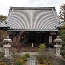 本堂東側にある