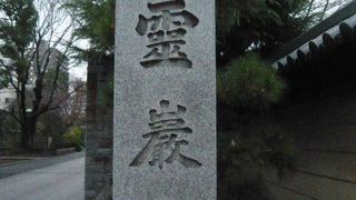 深川の霊厳寺は、浄土宗の寺院で、日本橋付近の芦原を埋め立てた霊巌島から遷座してきました。