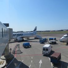 AMSからHELまでの機材、スキポールにて。