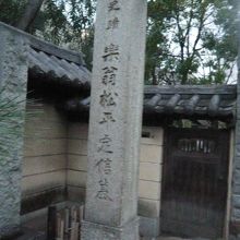 霊厳寺には、幕府改革に活躍した老中松平定信の墓廟があります。