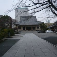 霊厳寺の本堂と参道です。火除けを念頭に置いた広い境内です。