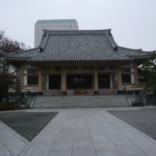 広い石畳の参道の先に、霊厳寺の本堂があります。南面の本堂です