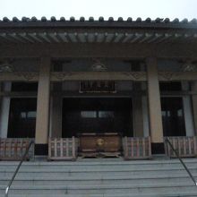 霊厳寺の本堂です。壇林格の寺院であり、石段が印象的です。