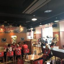 スポーツバーのような雰囲気