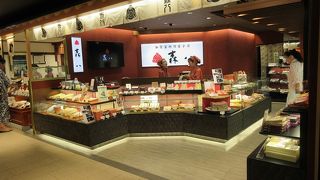 白い小倉あんが入った生菓子は、しつこくない上品な甘さでした。