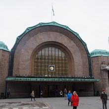立派で長くて大きい駅舎です。