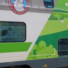 サンタのマーク付の2階建て車両がいました。