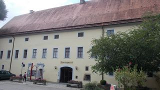 旧市街地の北西のエリアにあります。