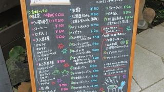 お抹茶のセットは小さな茶菓がついていました。