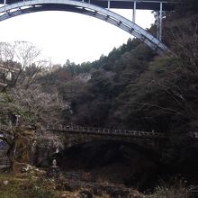 五ヶ瀬川まで下りて石造りの神橋と高千穂大橋を振り返る。