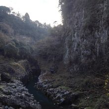 ゆったりとした流れに変わった五ヶ瀬川と、仙人の屏風岩。