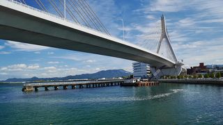 港内に伸びる歩道橋がラブリッジでした