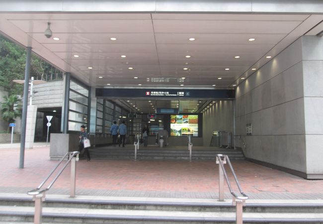 ＭＴＲ駅への入口がありました