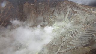 もくもくと噴煙を上げていて迫力がある