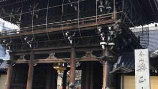 ひっそりとした大きな寺