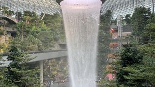 歩くと結構遠い…