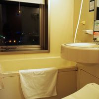 バスルームに窓があります　朝は気持ちがよいものです