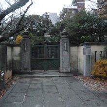 深川の霊厳寺の本堂の西側に在る松平定信の霊廟の正面入口です。