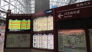 次のバスはどの乗り場が便利かといった情報も、電光掲示版表示されるので、非常に分かりやすいです。