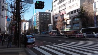 新宿駅東側の大通り