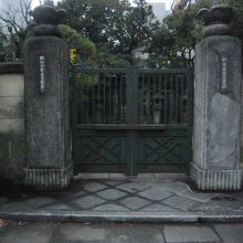 霊厳寺の本堂の西の松平定信の霊廟の入口です。鉄の扉が厳重です