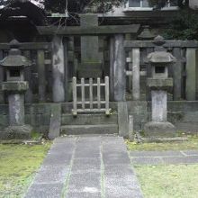 入口の正面の墓所です。石畳の奥の石造りの柵に囲われています。