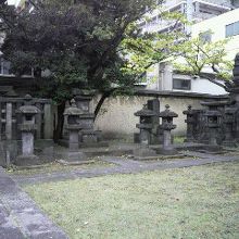 本堂の西側の広い霊廟の奥に、燈籠と奥側の墓所が見えます。