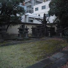 霊廟の奥の区画には、高い塔を備えた一段と大きな墓所が在ります