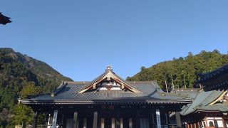 山中に凛として立つお寺