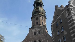 尖塔部分が印象に残る古い教会