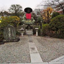 霊厳寺の銅造地蔵菩薩坐像です。石碑と解説板が傍に見られます。