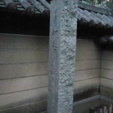 見にくいですが、霊厳寺の山門の横に、地蔵菩薩坐像の標石柱在り