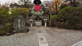 霊厳寺の銅造地蔵菩薩坐像は、江戸の六地蔵の一つです。東京都の文化財です。