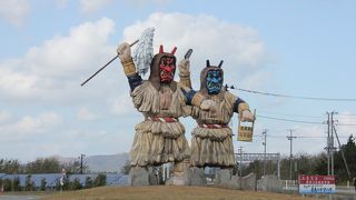 巨大ななまはげ像が目印