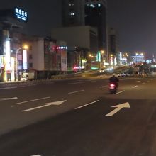 高雄駅の高架橋、今はここを渡らずに、高雄駅の中を通り抜けられ