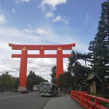 赤い鳥居が有名