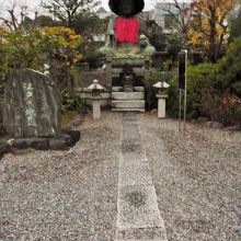 霊厳寺の銅造地蔵菩薩坐像と右側に立てられている解説板です。